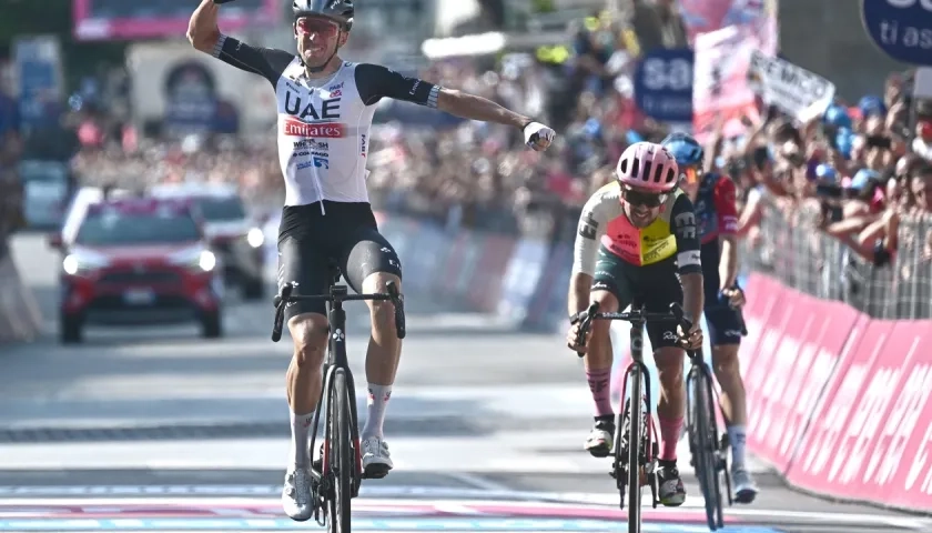 Brandon McNulty celebra tras ganar la etapa 15 del Giro. 