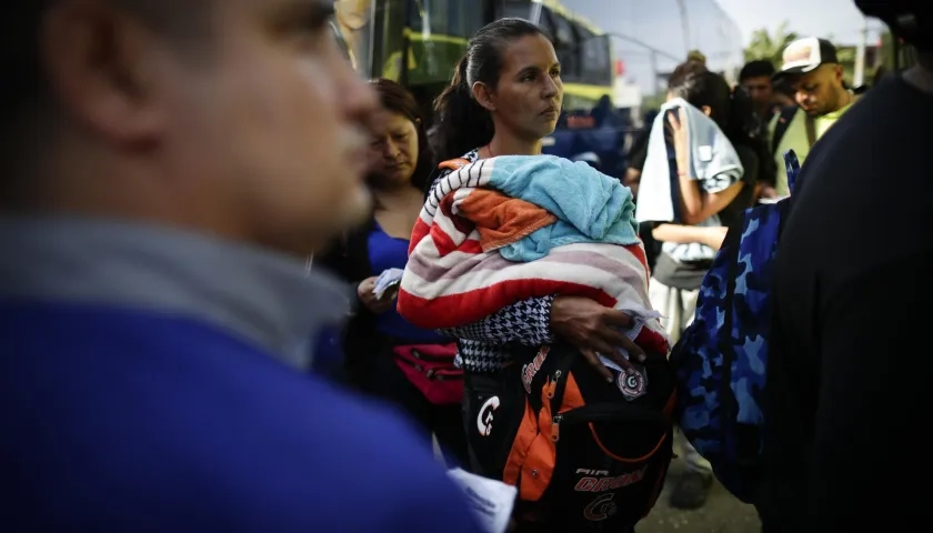 Migrantes venezolanos esperan su traslado en bus hacia Nicaragua en Paso Canoas, población fronteriza entre Panamá y Costa Rica