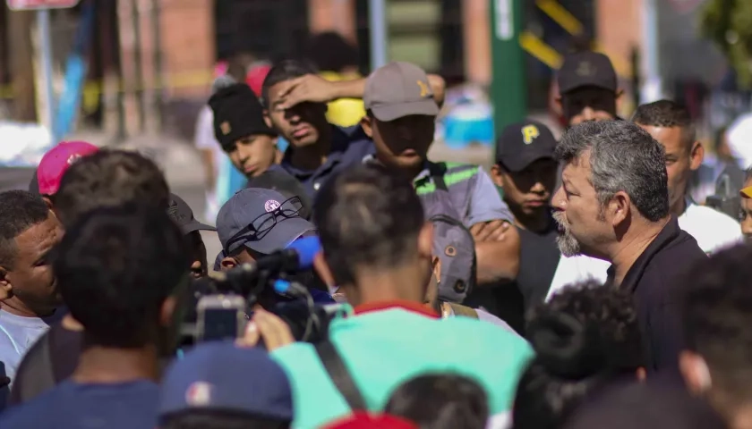 Migrantes hablan con autoridades, en El Paso, Texas (EE.UU.)