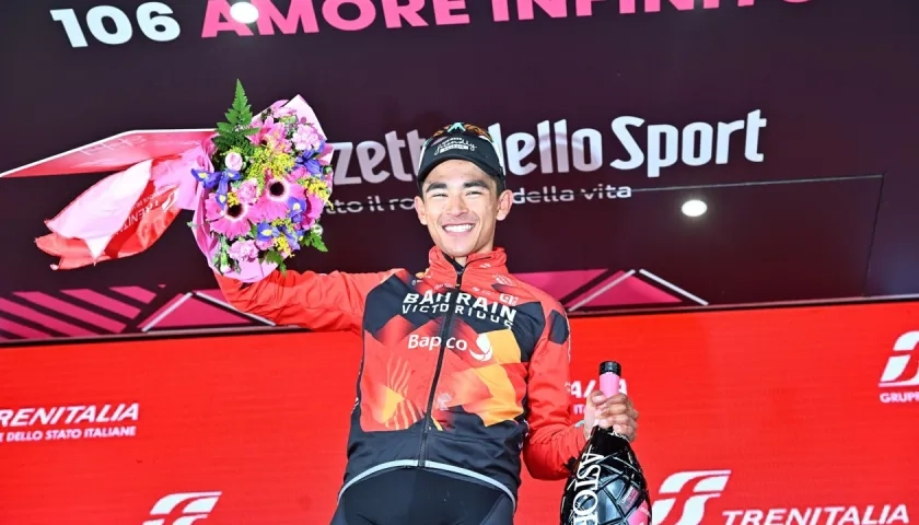 La celebración en el podio de Santiago Buitrago tras ganar la etapa 19.