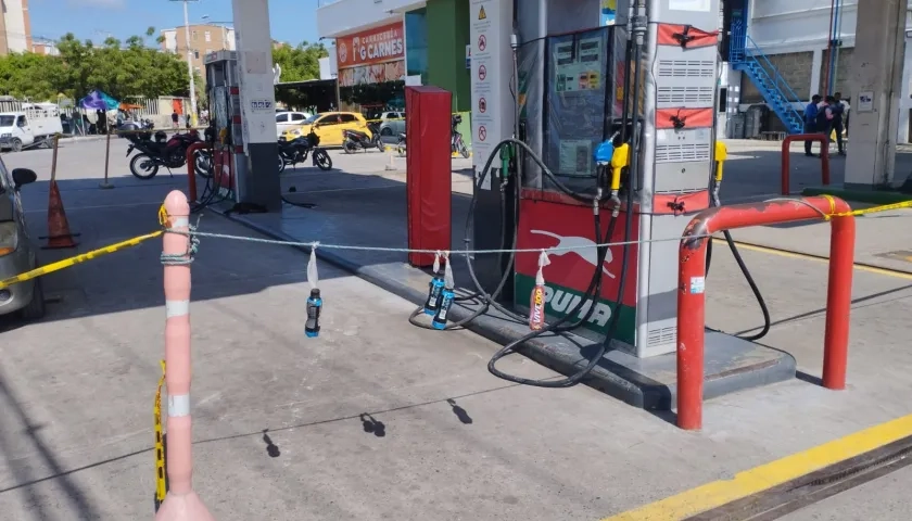 Estación de gasolina cerrada entrada a Manuela Beltrán