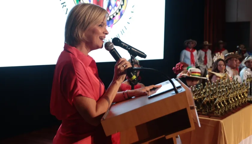 Sandra Gómez, gerente de Carnaval SAS, durante la entrega de los Congos de Oro.