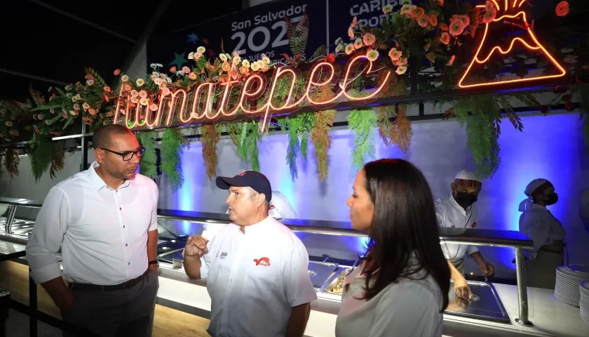 Yamil Bukele junto al representante de La Vianda en la Villa Centroamericana.