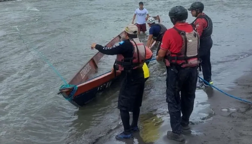 Rescate de las nueve personas en un río de Ecuador