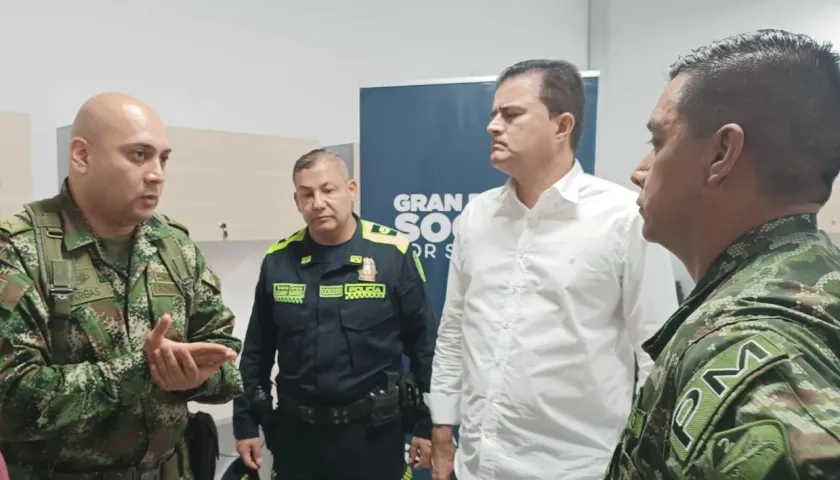 El alcalde de Soledad, Rodolfo Ucrós, con el teniente coronel Geovanny Barrero, comandante Operativo de la Policía Metropolitana, Teniente coronel Nemesio Garzón, comandante del Batallón de Policía Militar No.2 'Ciudad de Barranquilla'.