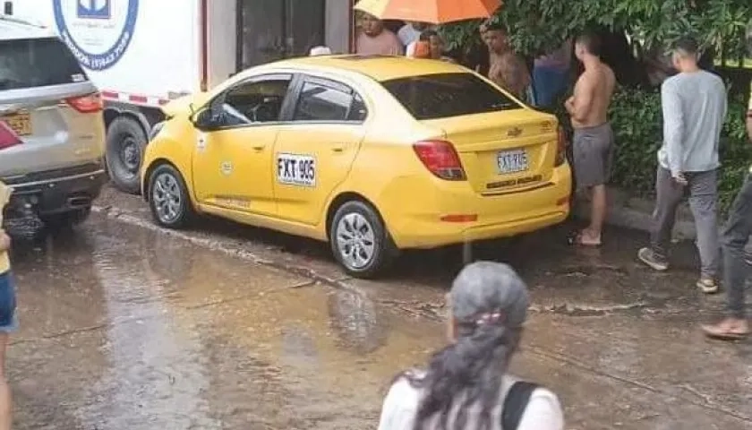 El taxi en el que fue atacado el conductor Alfonso López Otero.