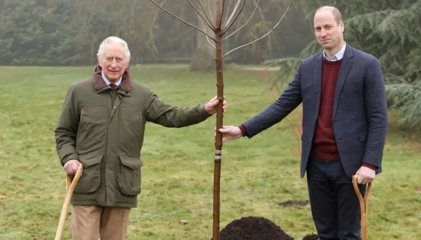 Carlos II y el príncipe Guillermo en una jornada de siembra de árboles