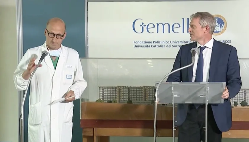 El cirujano Sergio Alfieri en la rueda de prensa para hablar sobre la cirugía al Papa.