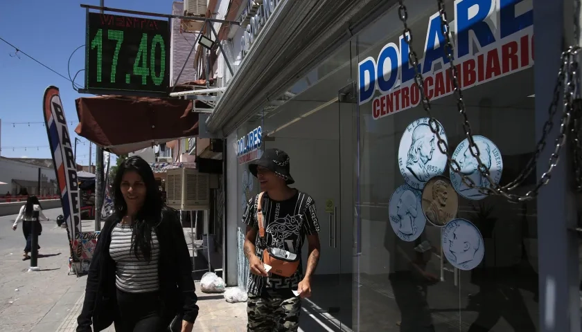 Mexicanos acudiendo a casas de cambio.