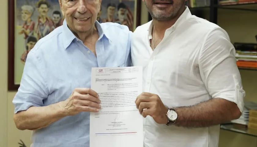 Fuad Char, máximo dirigente en la región de Cambio Radical, entrega el aval por el partido a Dagoberto Barraza, candidato a la Alcaldía de Sabanalarga.