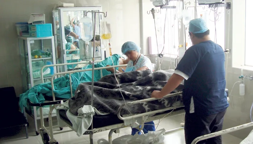 Atención médica a un paciente en Perú. 