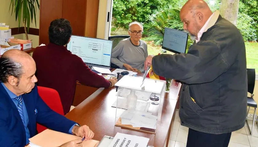 Ciudadano español votando por correo.