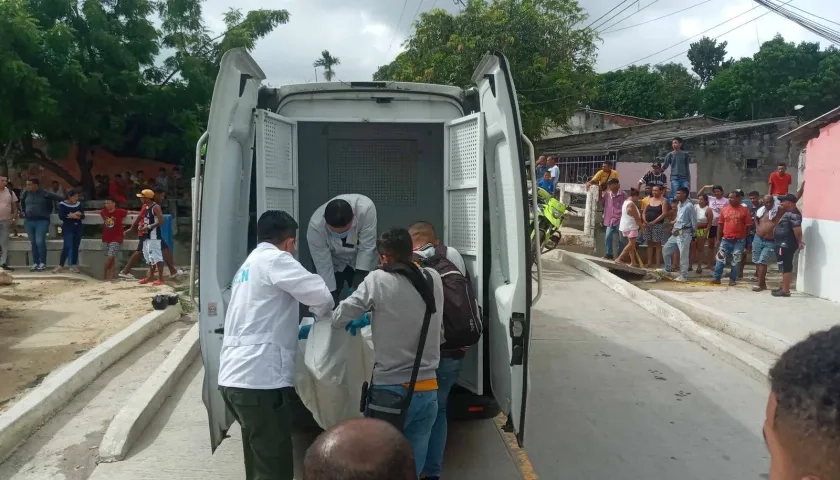 La Sijin se encargó de la inspección del cuerpo del albañil. 