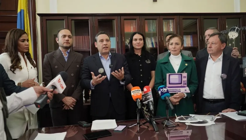 Ministro de las TIC, Mauricio Lizcano, explicó detalles del proyecto.