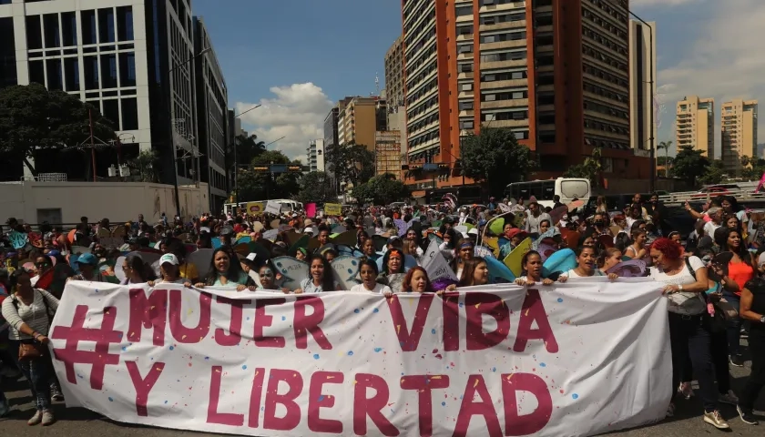 Marcha en contra de la violencia a la mujer en Caracas. 
