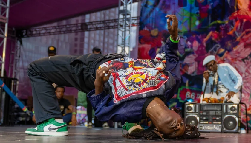 Un joven participa en una competencia de baile durante el Summer for the City Hip-Hop Week.