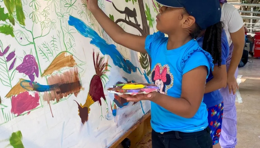 Niños pintando en La Cueva