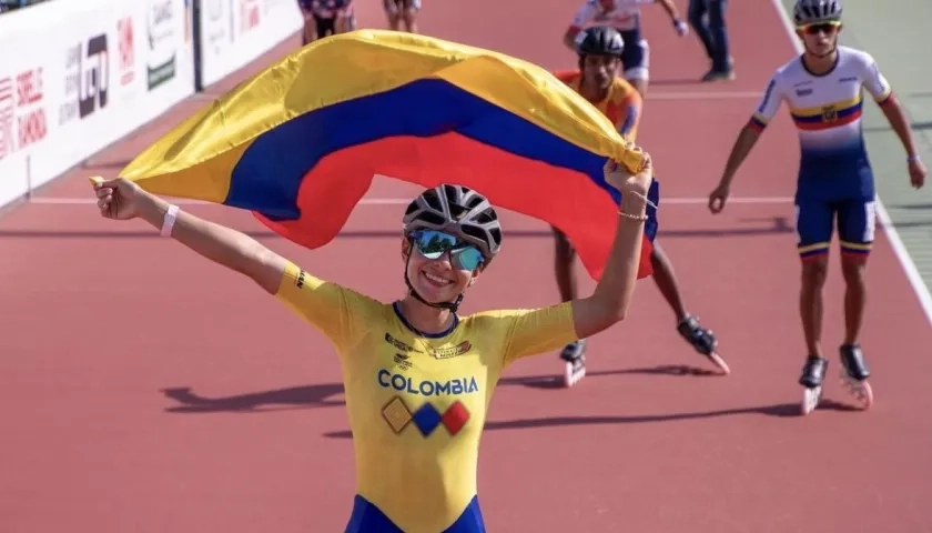 Kiara Luz Vásquez celebrando con la bandera de Colombia.