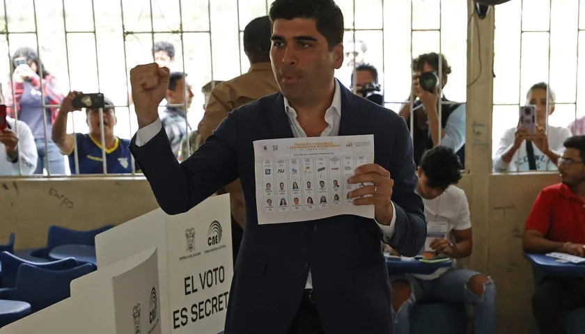 El candidato a la Presidencia ecuatoriana Otto Sonnenholzner acudió a votar para la jornada de elecciones generales