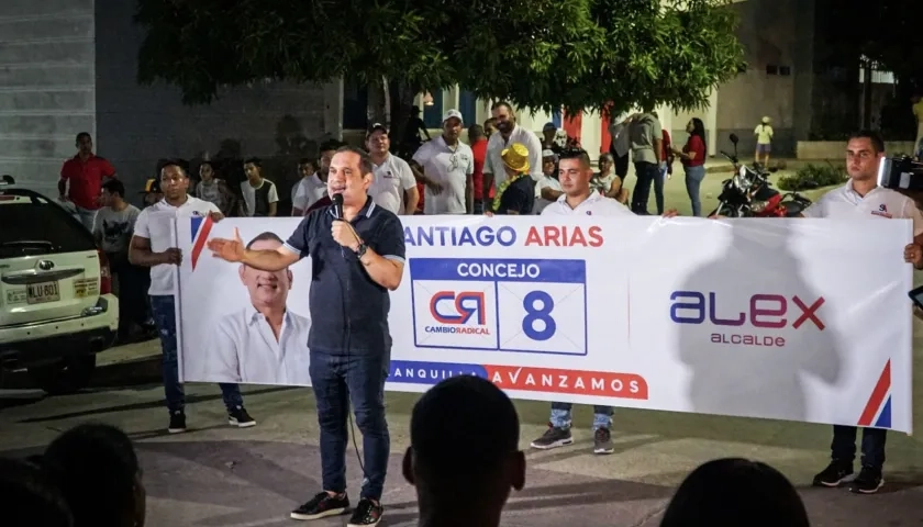 Santiago Arias compartiendo sus iniciativas