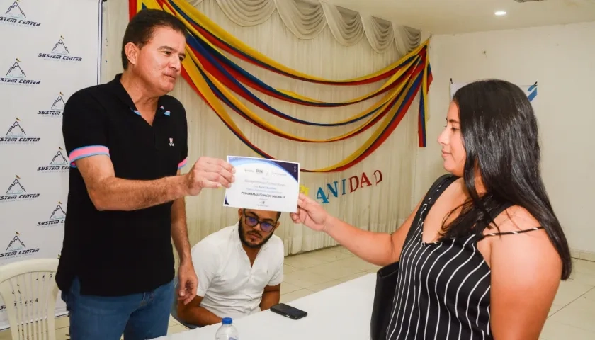 El alcalde Rodolfo Ucrós Rosales entregando una de las becas.