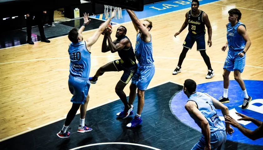 Acción del juego entre Colombia y Uruguay. 