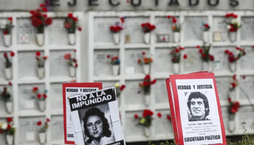 Fotografía de una imagen del cantautor chileno Víctor Jara ubicada en uno de los memoriales en honor a las víctimas durante la dictadura de Augusto Pinochet