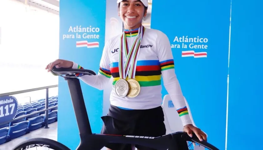 Juliana Londoño recibió una moderna bicicleta por parte de la Gobernación del Atlántico. 