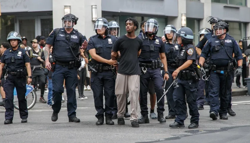 Kai Cenat, al momento de ser retenido por la Policía de Nueva York.