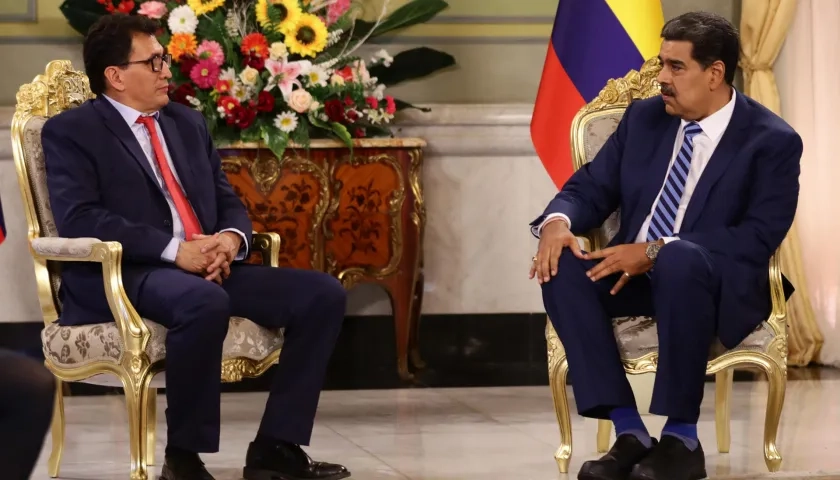 El presidente de Venezuela Nicolás Maduro habla con el nuevo embajador de Colombia en Venezuela Milton Rengifo