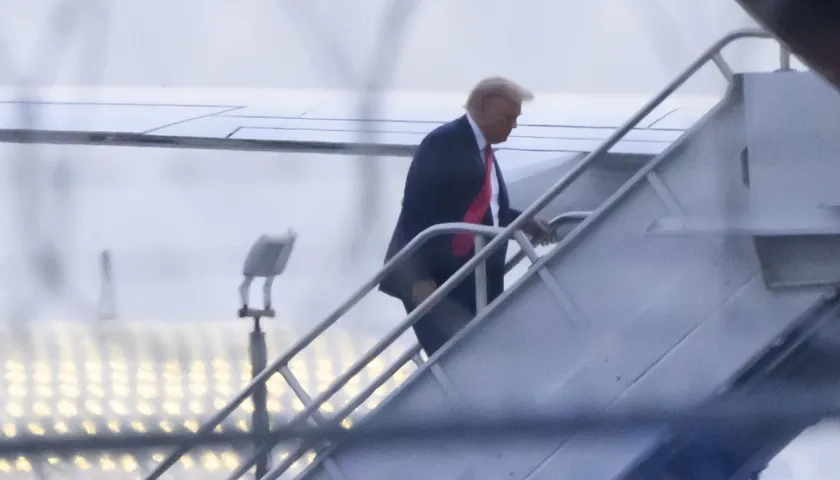 Donald Trump sube al avión que lo llevó de Atlanta a Fulton. 