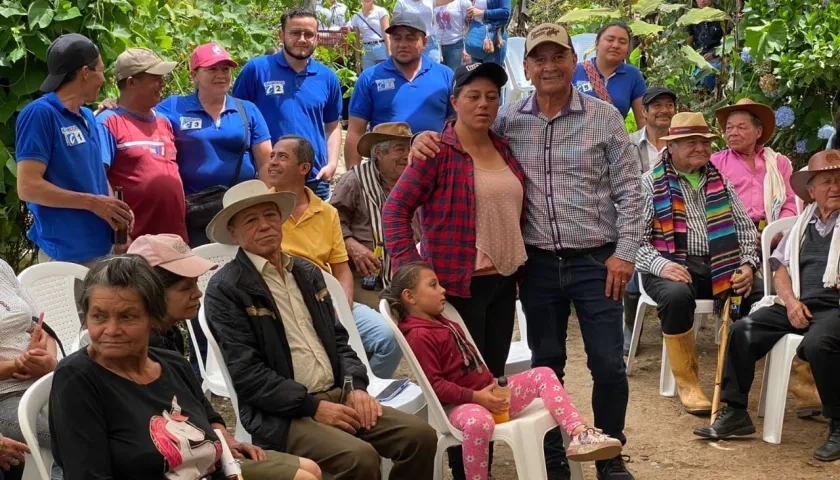 Álvaro Efraín Rojas Bermúdez, abraza a una de sus seguidoras en una concentración política en La Capilla, Boyacá.