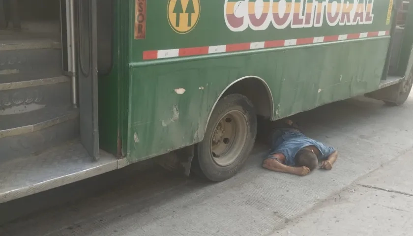 Hombre atropellado por bus.