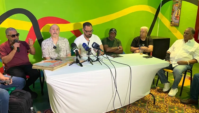 José Mangual Jr, Ray De la  Paz, Carlos Polo, Juan Manuel Ceruto, Emilio Morales y Edwin Madera, en la rueda de prensa de Barranquijazz en La Troja Vip.