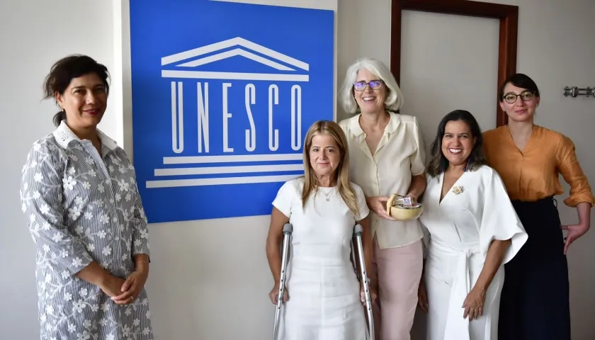La Gobernadora del Atlántico Elsa Noguera con su Secretaria de Cultura Diana Acosta con directivos de la Unesco.