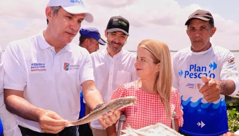 Gobernadora Elsa Noguera junto a los pescadores.