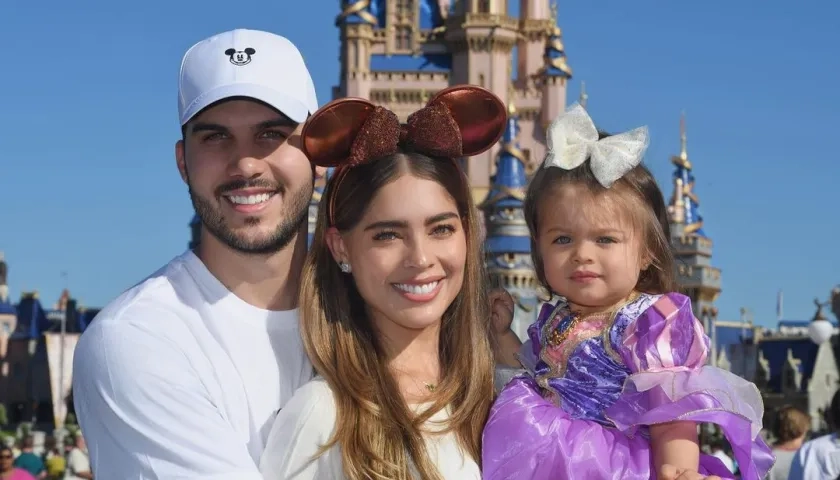 María Camila Avella junto a su esposo e hija.