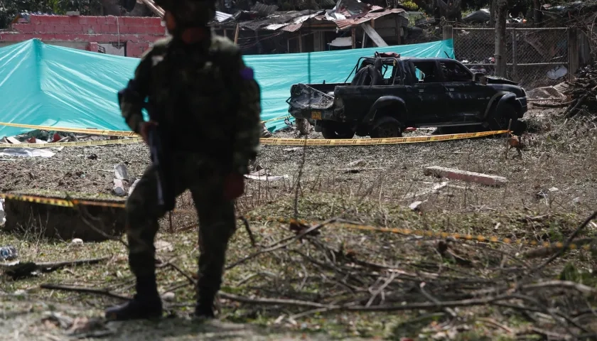 Militares prestan seguridad cerca al lugar donde explotó un carro bomba en Timba, Cauca.