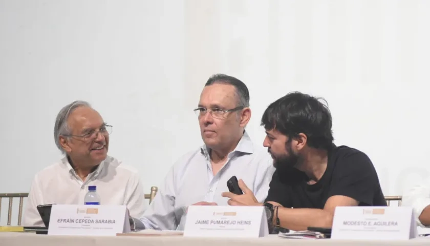 Ministro de Hacienda Ricardo Bonilla con el senador Efraín Cepeda y el Alcalde Jaime Pumarejo.