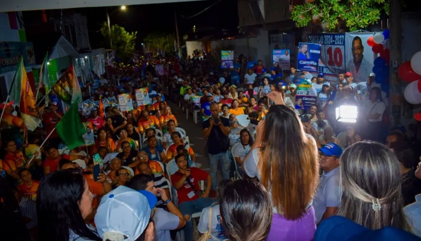 La candidata a la Alcaldía de Galapa poe Cambio Radical, Carmiña Navarro, en un "Viernes de barrio".