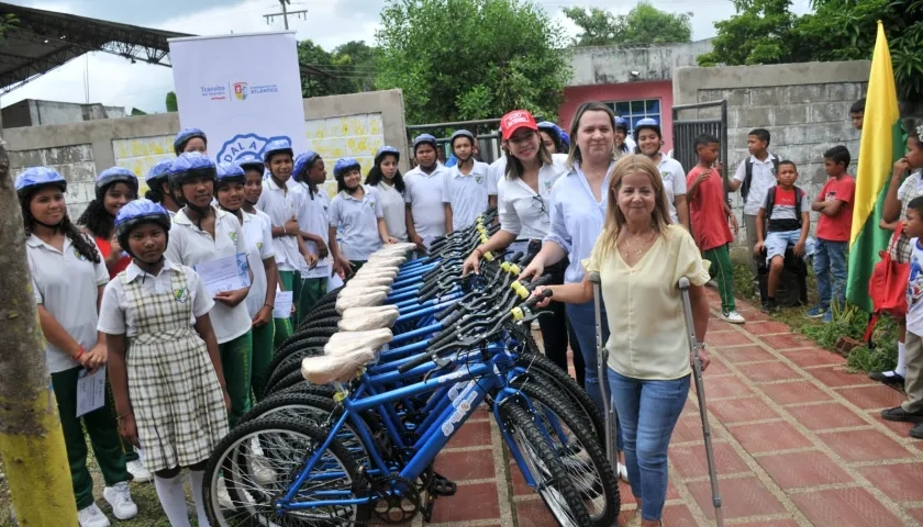 La gobernadora Elsa Noguera junto a las bicicletas y las beneficiarias.