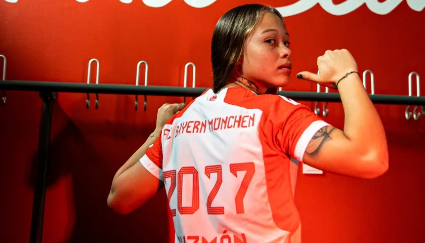Ana María Guzmán luciendo la camiseta de su nuevo equipo. 