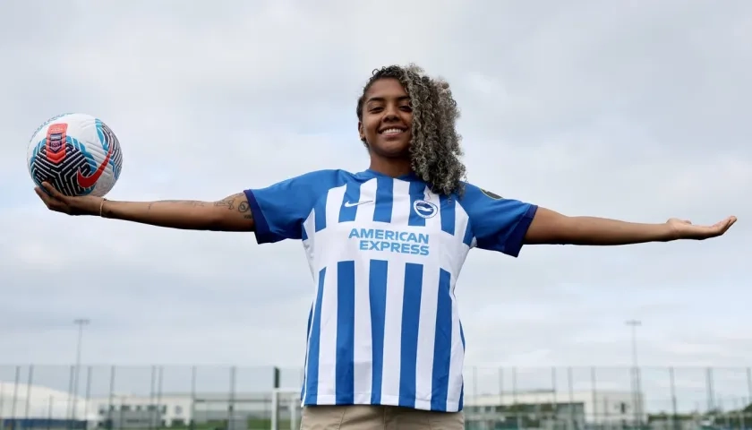 Jorelyn Carabalí con la camiseta de su nuevo equipo. 