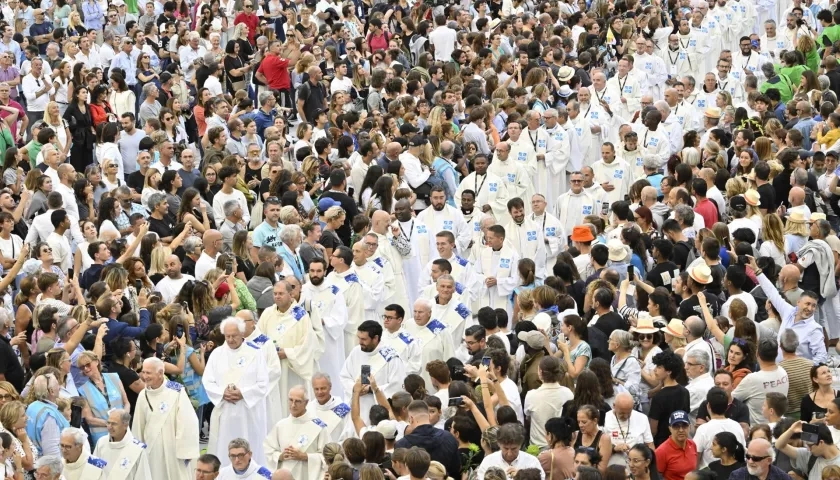 El Papa ofició una misa multitudinaria en el velódromo de Marsella, Francia