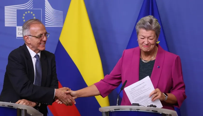 La Comisaria Europea de Asuntos Interiores, Ylva Johansson, le da la mano al Ministro de Defensa, Iván Velásquez.