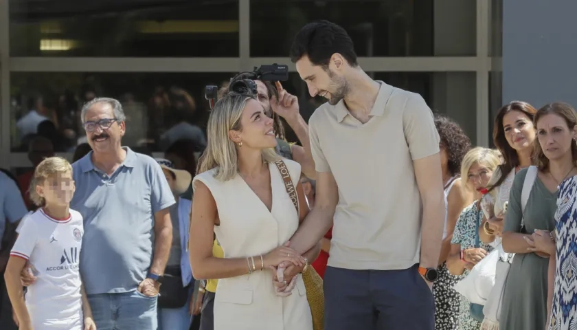 Sergio Rico con su esposa Alba Silva cuando salió del hospital, el 18 de agosto. 