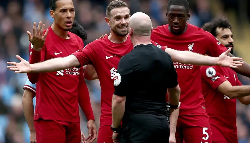 Jugadores del Liverpool reclamando una decisión arbitral.