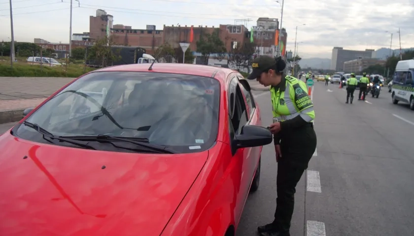 Puesto de control realizado por la Dirección de Tránsito y Transporte de la Policía Nacional.