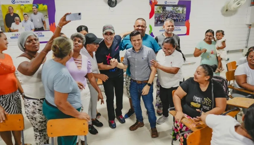 El tres veces alcalde de Barranquilla, Alex Char,con vecinos de Villa Cordialidad