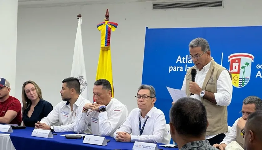 Delegado de la Registraduría Nacional durante la instalación de la jornada electoral. 